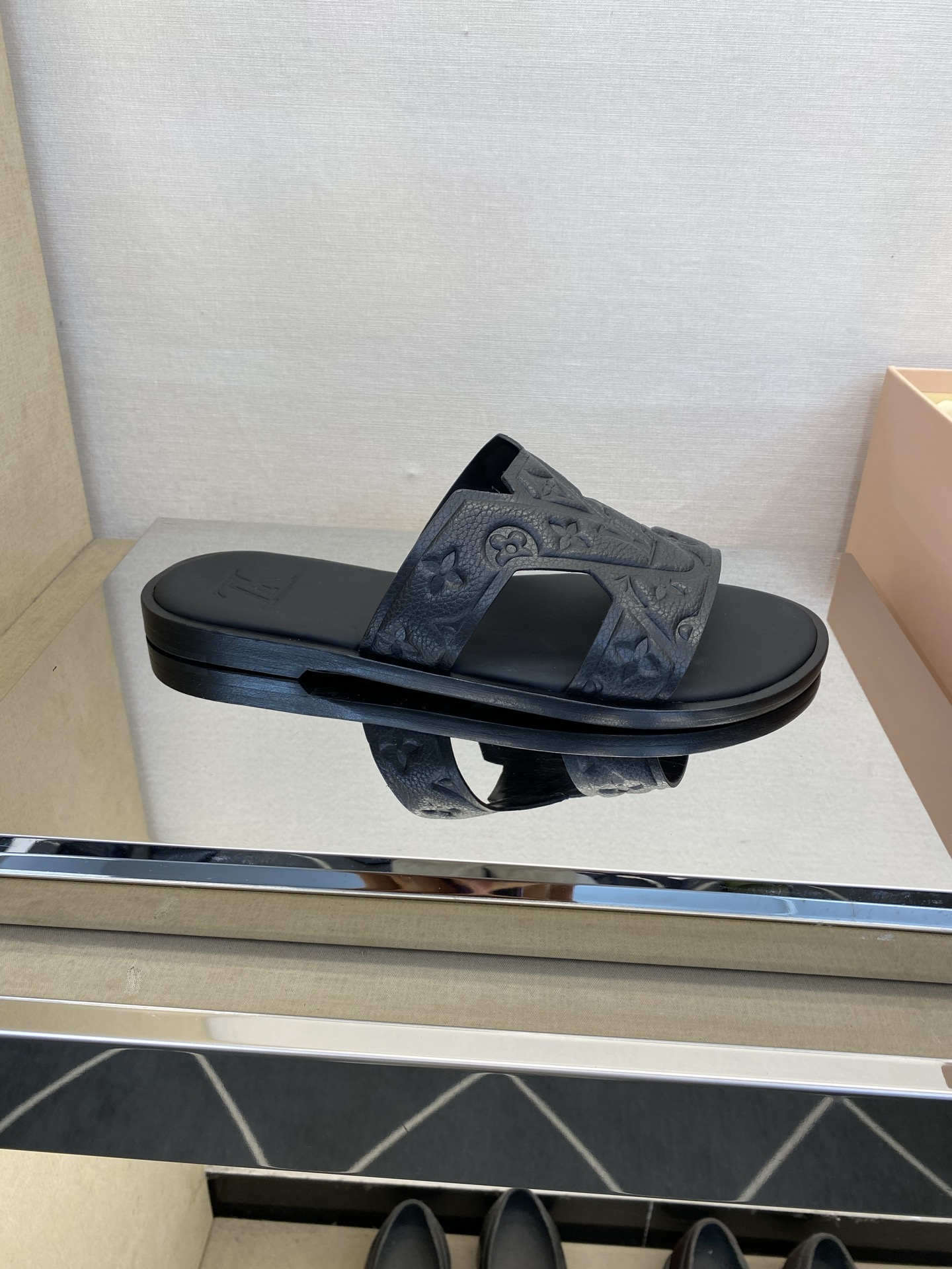 ⚠️【L *V】⚠️高品质,顶尖工艺品⚠️男士皮底拖鞋⚠️正码:38 -45,46,47,订做⚠最新经典 ⚠️【L *V】⚠️高品质,顶尖工艺品⚠️男士皮底拖鞋⚠️正码:38 -45,46,47,订做⚠最新经典