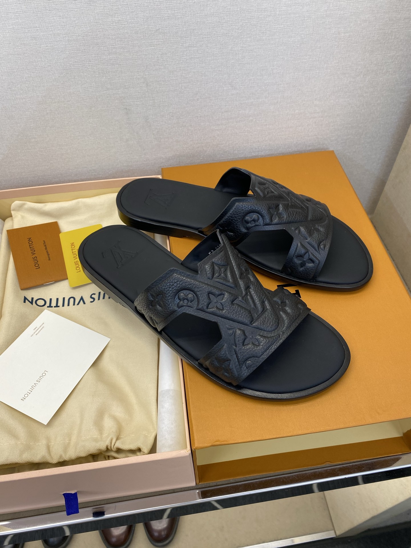 ⚠️【L *V】⚠️高品质,顶尖工艺品⚠️男士皮底拖鞋⚠️正码:38 -45,46,47,订做⚠最新经典 ⚠️【L *V】⚠️高品质,顶尖工艺品⚠️男士皮底拖鞋⚠️正码:38 -45,46,47,订做⚠最新经典