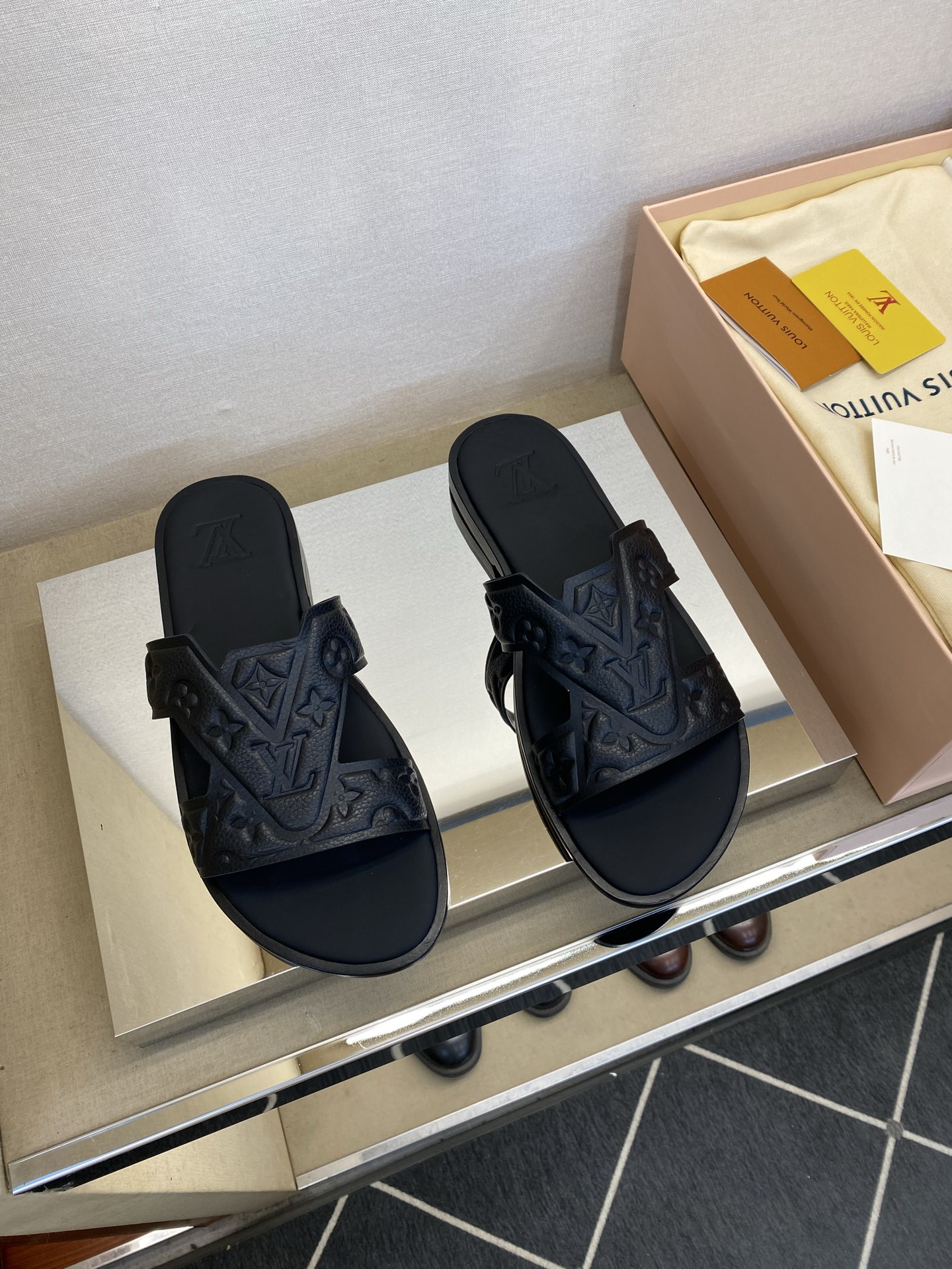 ⚠️【L ＊V】⚠️高品质，顶尖工艺品⚠️男士皮底拖鞋⚠️正码：38 －45，46，47，订做⚠最新经典