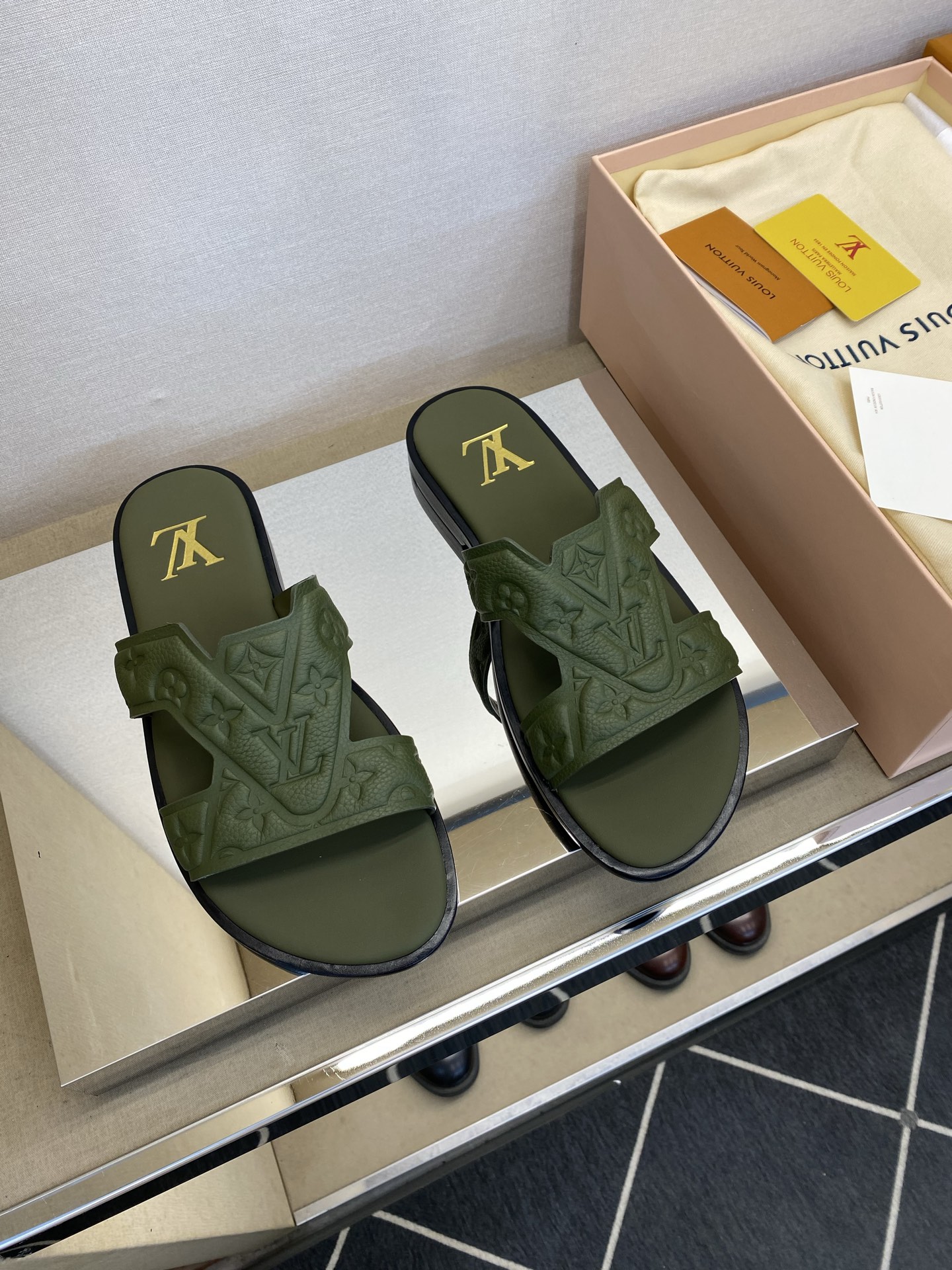 ⚠️【L ＊V】⚠️高品质，顶尖工艺品⚠️男士皮底拖鞋⚠️正码：38 －45，46，47，订做⚠最新经典