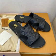 ⚠️【L *V】⚠️高品质,顶尖工艺品⚠️男士皮底拖鞋⚠️正码:38 -45,46,47,订做⚠最新经典 ⚠️【L *V】⚠️高品质,顶尖工艺品⚠️男士皮底拖鞋⚠️正码:38 -45,46,47,订做⚠最新经典