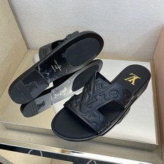 ⚠️【L *V】⚠️高品质,顶尖工艺品⚠️男士皮底拖鞋⚠️正码:38 -45,46,47,订做⚠最新经典 ⚠️【L *V】⚠️高品质,顶尖工艺品⚠️男士皮底拖鞋⚠️正码:38 -45,46,47,订做⚠最新经典