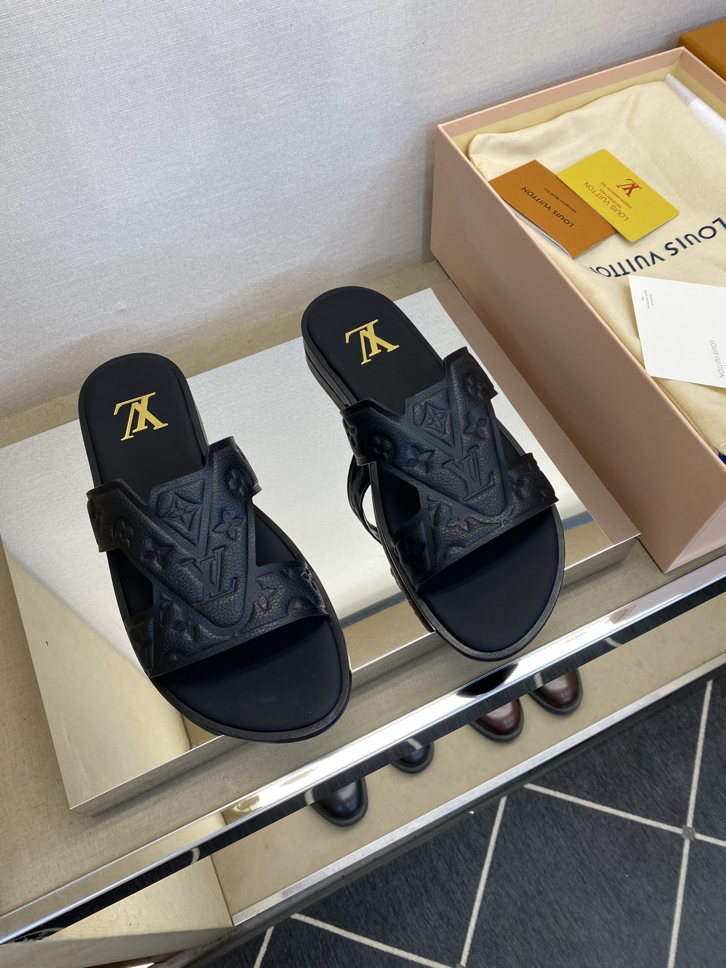 ⚠️【L ＊V】⚠️高品质，顶尖工艺品⚠️男士皮底拖鞋⚠️正码：38 －45，46，47，订做⚠最新经典