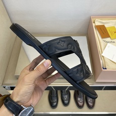 ⚠️【L *V】⚠️高品质,顶尖工艺品⚠️男士皮底拖鞋⚠️正码:38 -45,46,47,订做⚠最新经典 ⚠️【L *V】⚠️高品质,顶尖工艺品⚠️男士皮底拖鞋⚠️正码:38 -45,46,47,订做⚠最新经典