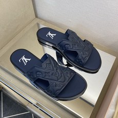 ⚠️【L *V】⚠️高品质,顶尖工艺品⚠️男士皮底拖鞋⚠️正码:38 -45,46,47,订做⚠最新经典 ⚠️【L *V】⚠️高品质,顶尖工艺品⚠️男士皮底拖鞋⚠️正码:38 -45,46,47,订做⚠最新经典