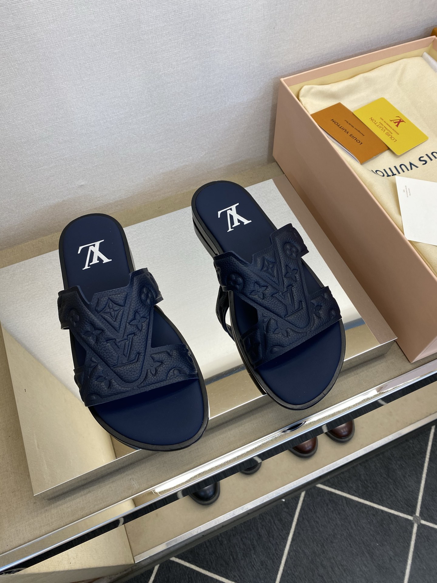 ⚠️【L ＊V】⚠️高品质，顶尖工艺品⚠️男士皮底拖鞋⚠️正码：38 －45，46，47，订做⚠最新经典