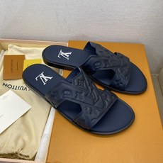 ⚠️【L *V】⚠️高品质,顶尖工艺品⚠️男士皮底拖鞋⚠️正码:38 -45,46,47,订做⚠最新经典 ⚠️【L *V】⚠️高品质,顶尖工艺品⚠️男士皮底拖鞋⚠️正码:38 -45,46,47,订做⚠最新经典