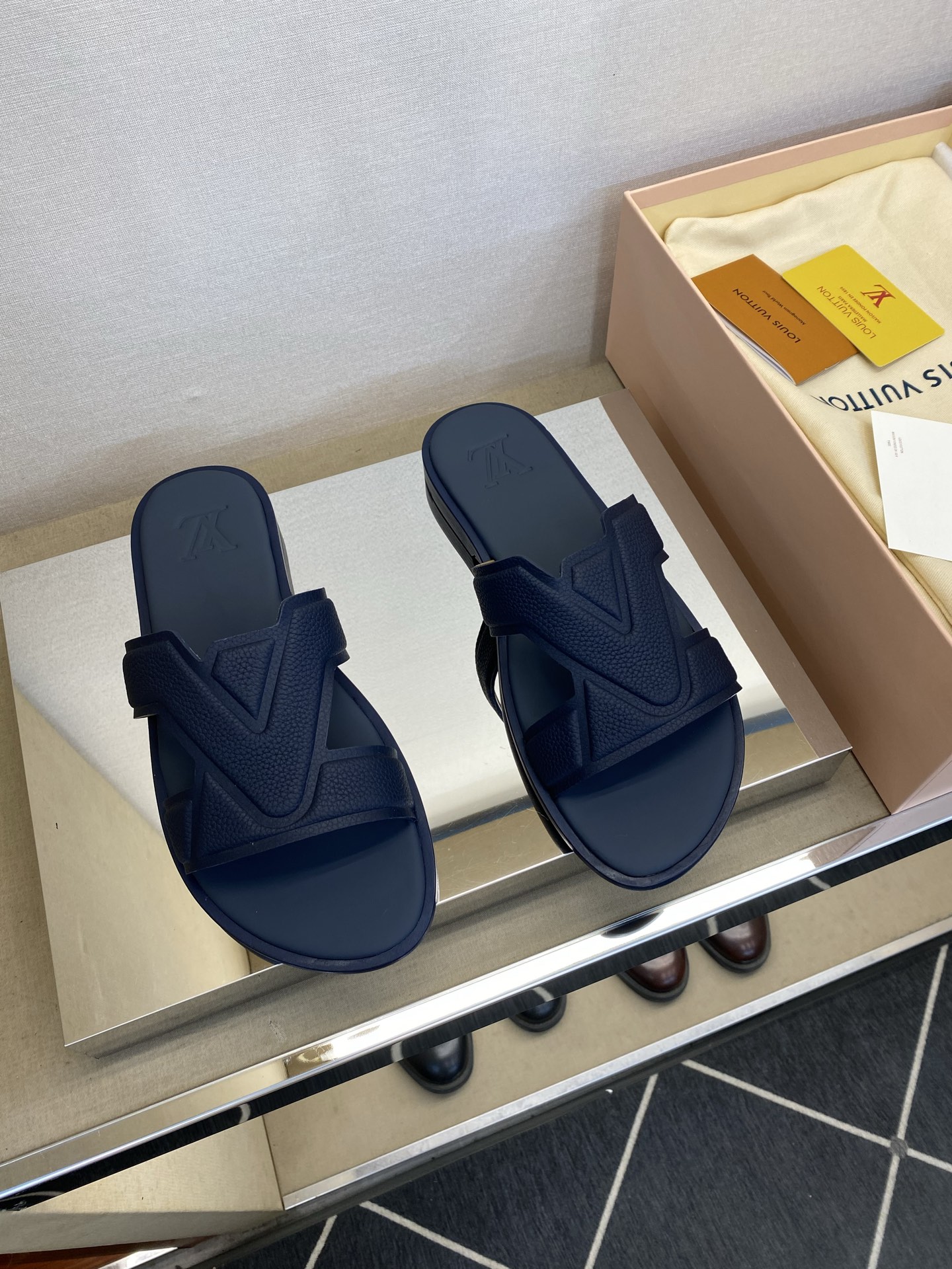 ⚠️【L ＊V】⚠️高品质，顶尖工艺品⚠️男士皮底拖鞋⚠️正码：38 －45，46，47，订做⚠最新经典