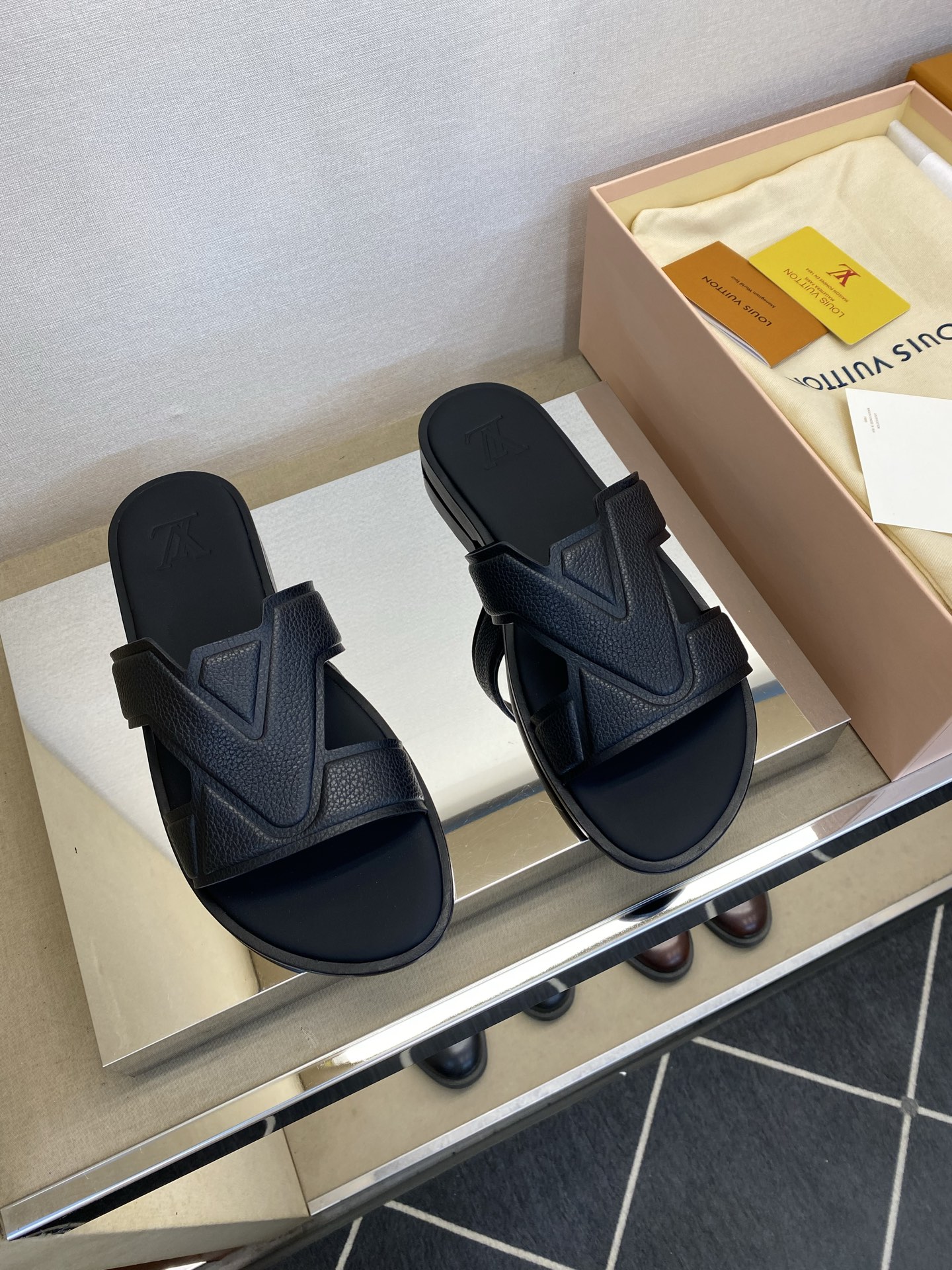 ⚠️【L ＊V】⚠️高品质，顶尖工艺品⚠️男士皮底拖鞋⚠️正码：38 －45，46，47，订做⚠最新经典