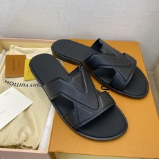 ⚠️【L *V】⚠️高品质,顶尖工艺品⚠️男士皮底拖鞋⚠️正码:38 -45,46,47,订做⚠最新经典 ⚠️【L *V】⚠️高品质,顶尖工艺品⚠️男士皮底拖鞋⚠️正码:38 -45,46,47,订做⚠最新经典