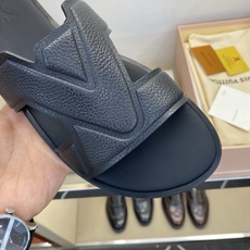 ⚠️【L *V】⚠️高品质,顶尖工艺品⚠️男士皮底拖鞋⚠️正码:38 -45,46,47,订做⚠最新经典 ⚠️【L *V】⚠️高品质,顶尖工艺品⚠️男士皮底拖鞋⚠️正码:38 -45,46,47,订做⚠最新经典