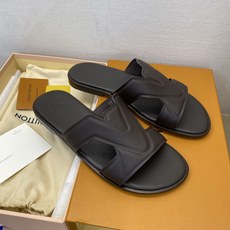 ⚠️【L *V】⚠️高品质,顶尖工艺品⚠️男士皮底拖鞋⚠️正码:38 -45,46,47,订做⚠最新经典 ⚠️【L *V】⚠️高品质,顶尖工艺品⚠️男士皮底拖鞋⚠️正码:38 -45,46,47,订做⚠最新经典