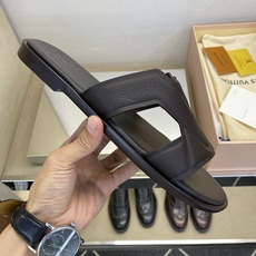 ⚠️【L *V】⚠️高品质,顶尖工艺品⚠️男士皮底拖鞋⚠️正码:38 -45,46,47,订做⚠最新经典 ⚠️【L *V】⚠️高品质,顶尖工艺品⚠️男士皮底拖鞋⚠️正码:38 -45,46,47,订做⚠最新经典