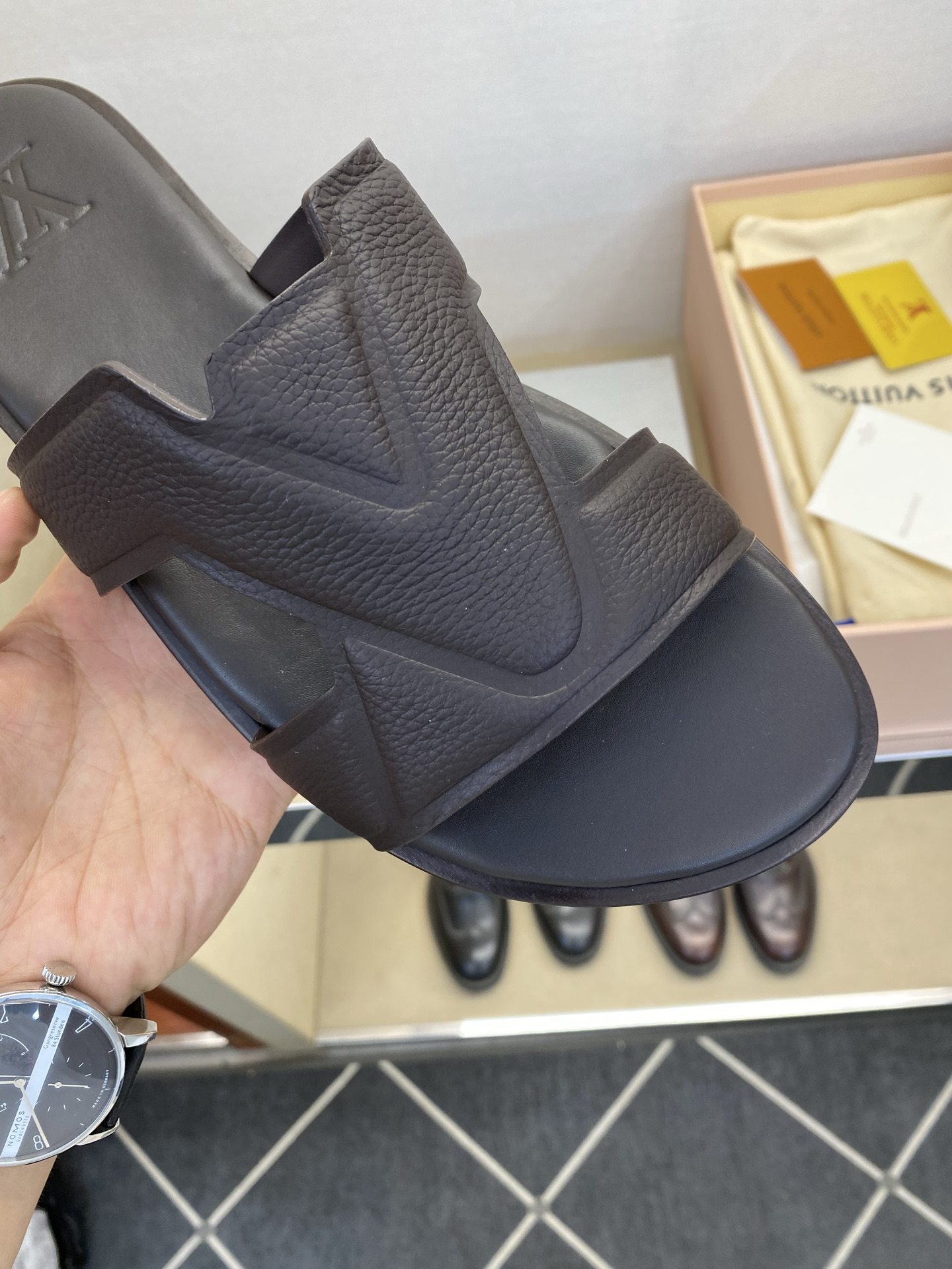 ⚠️【L *V】⚠️高品质,顶尖工艺品⚠️男士皮底拖鞋⚠️正码:38 -45,46,47,订做⚠最新经典 ⚠️【L *V】⚠️高品质,顶尖工艺品⚠️男士皮底拖鞋⚠️正码:38 -45,46,47,订做⚠最新经典
