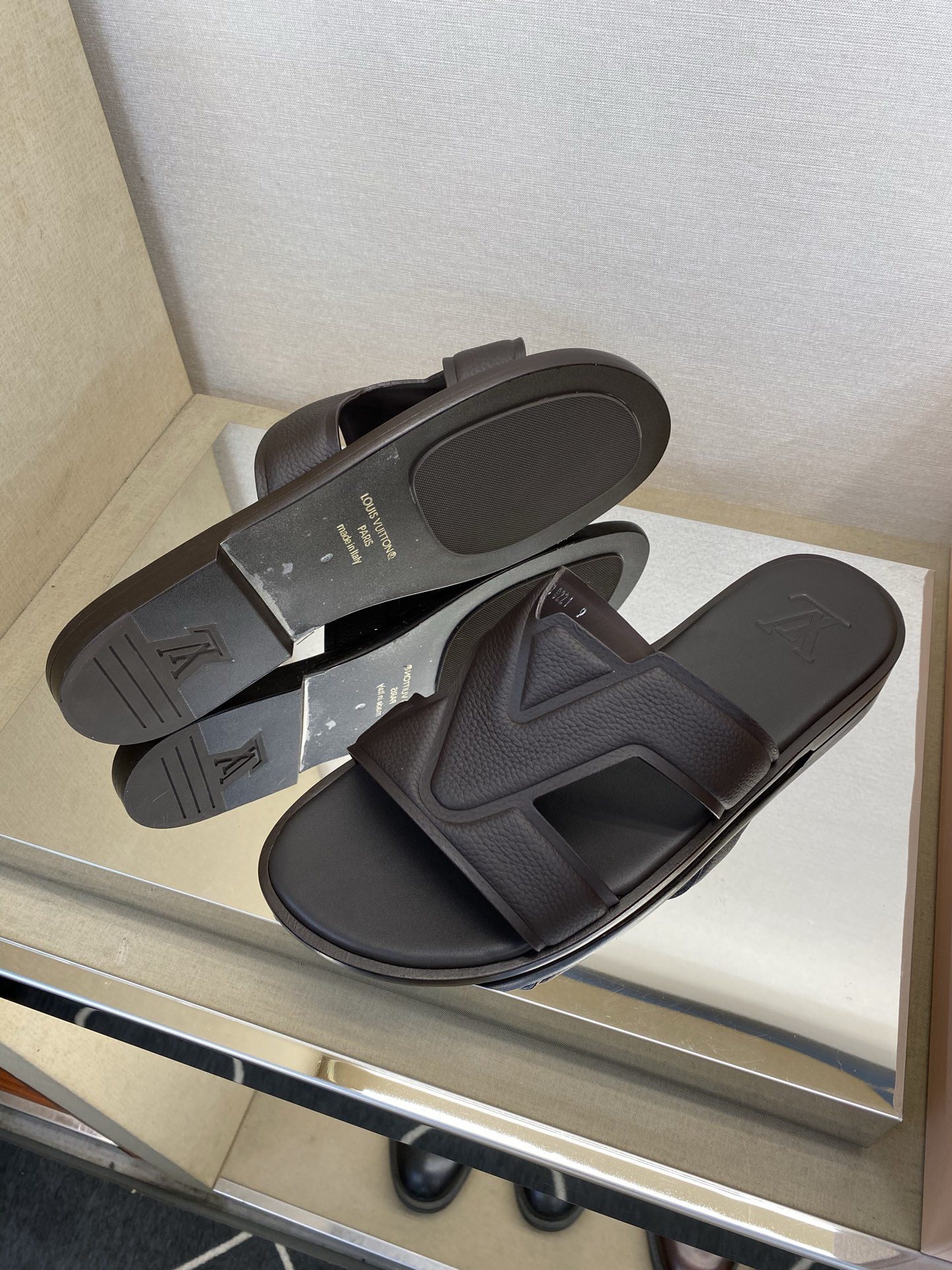⚠️【L *V】⚠️高品质,顶尖工艺品⚠️男士皮底拖鞋⚠️正码:38 -45,46,47,订做⚠最新经典 ⚠️【L *V】⚠️高品质,顶尖工艺品⚠️男士皮底拖鞋⚠️正码:38 -45,46,47,订做⚠最新经典