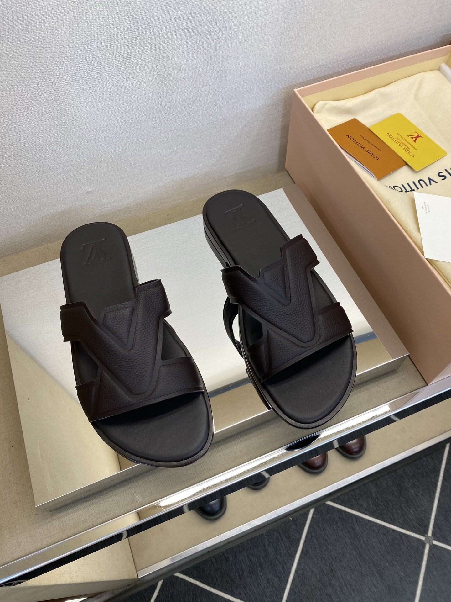 ⚠️【L ＊V】⚠️高品质，顶尖工艺品⚠️男士皮底拖鞋⚠️正码：38 －45，46，47，订做⚠最新经典