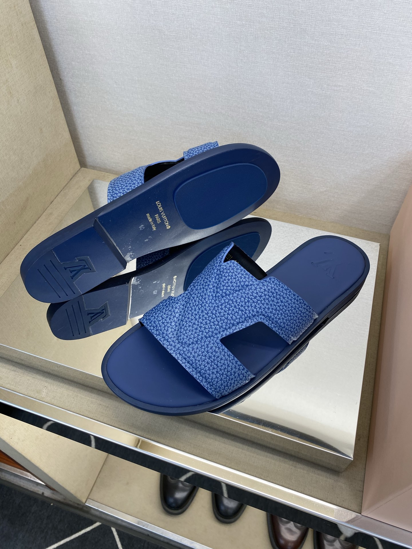 ⚠️【L *V】⚠️高品质,顶尖工艺品⚠️男士皮底拖鞋⚠️正码:38 -45,46,47,订做⚠最新经典 ⚠️【L *V】⚠️高品质,顶尖工艺品⚠️男士皮底拖鞋⚠️正码:38 -45,46,47,订做⚠最新经典