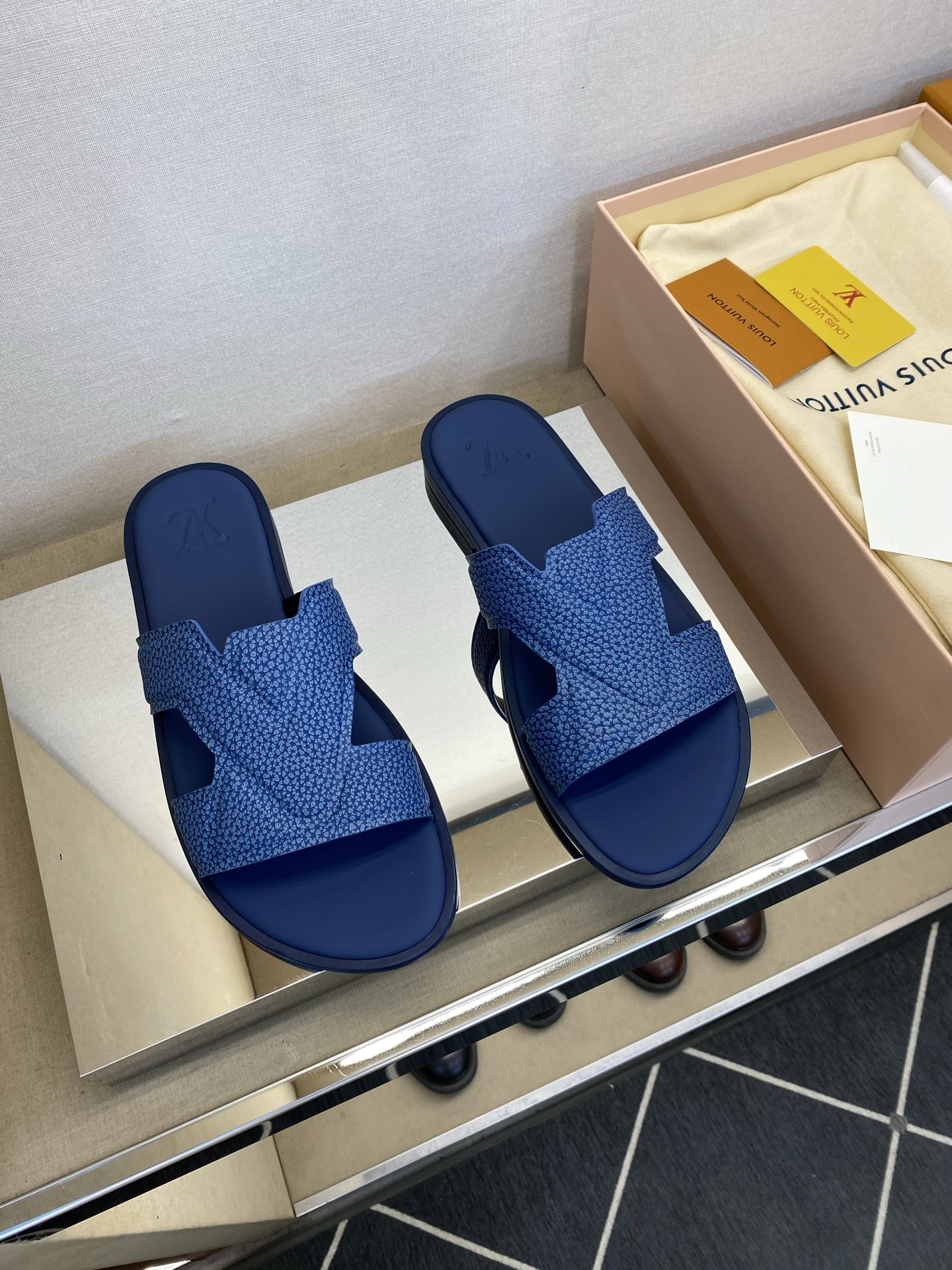 ⚠️【L ＊V】⚠️高品质，顶尖工艺品⚠️男士皮底拖鞋⚠️正码：38 －45，46，47，订做⚠最新经典