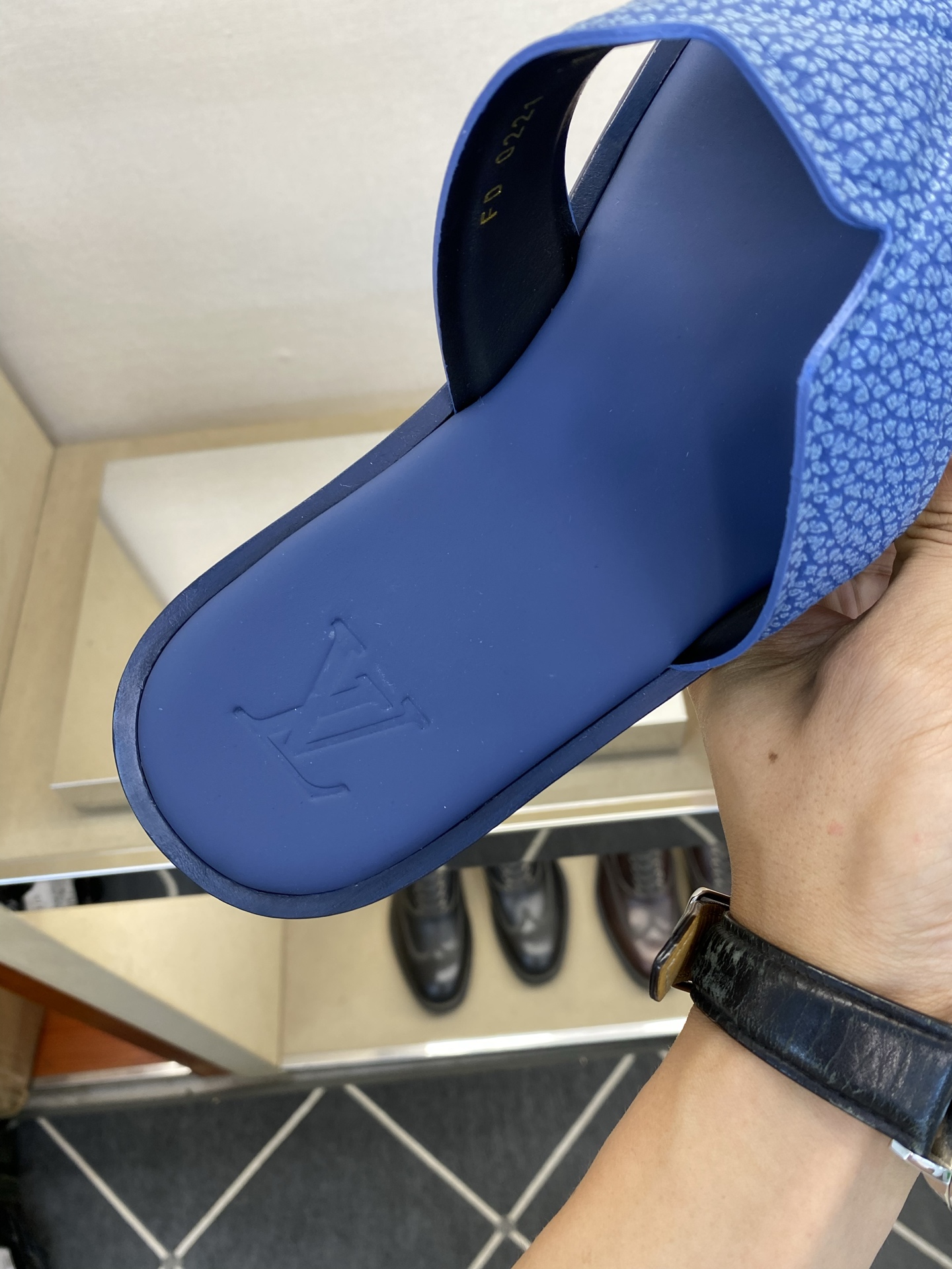⚠️【L *V】⚠️高品质,顶尖工艺品⚠️男士皮底拖鞋⚠️正码:38 -45,46,47,订做⚠最新经典 ⚠️【L *V】⚠️高品质,顶尖工艺品⚠️男士皮底拖鞋⚠️正码:38 -45,46,47,订做⚠最新经典