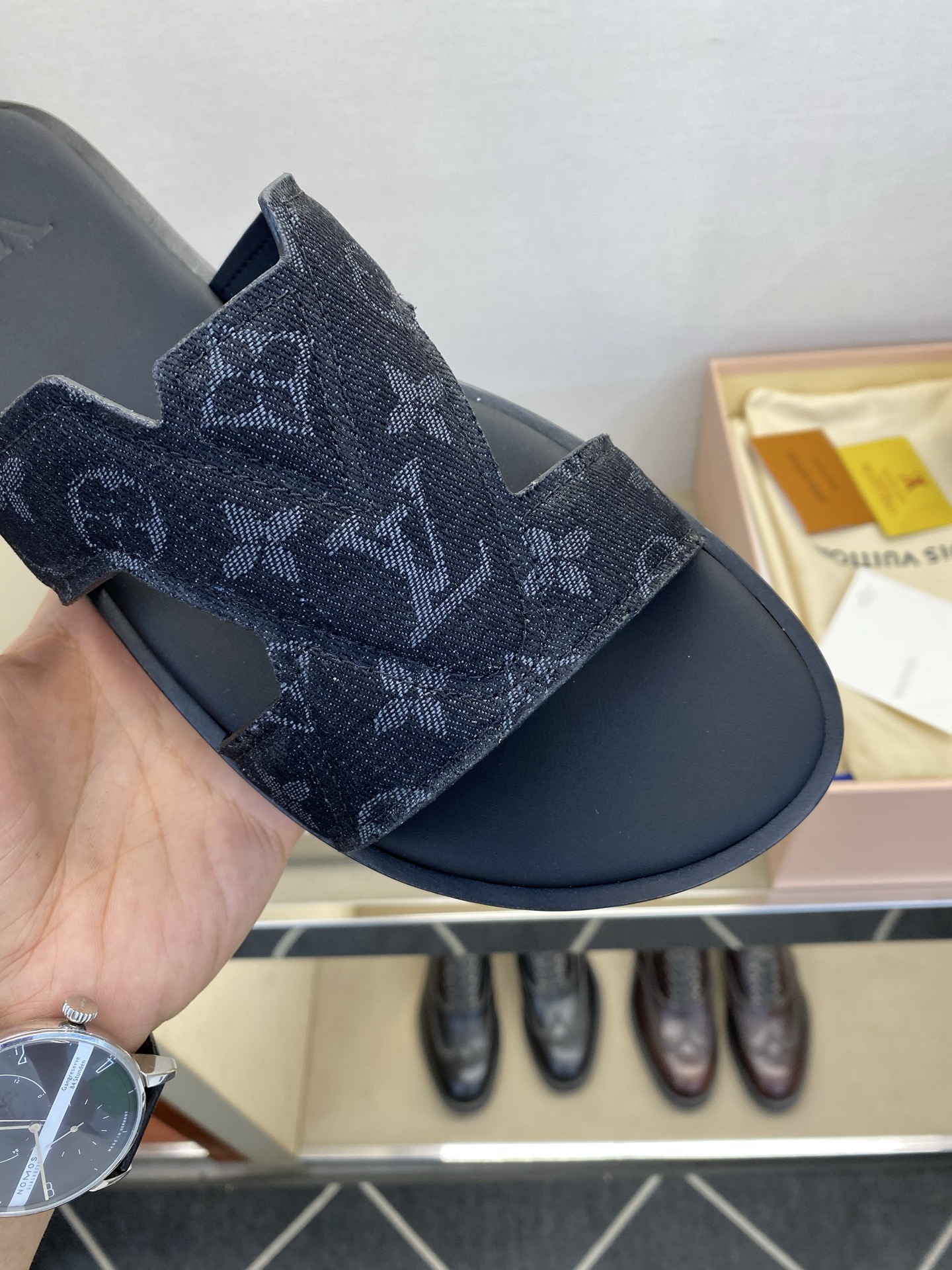 ⚠️【L *V】⚠️高品质,顶尖工艺品⚠️男士皮底拖鞋⚠️正码:38 -45,46,47,订做⚠最新经典 ⚠️【L *V】⚠️高品质,顶尖工艺品⚠️男士皮底拖鞋⚠️正码:38 -45,46,47,订做⚠最新经典