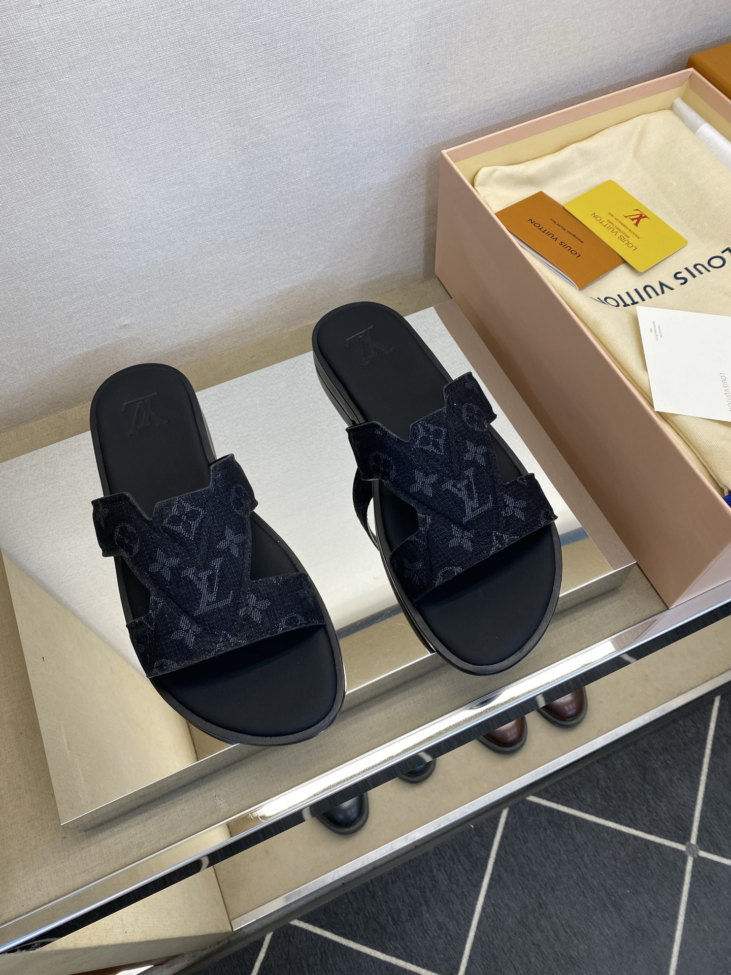 ⚠️【L ＊V】⚠️高品质，顶尖工艺品⚠️男士皮底拖鞋⚠️正码：38 －45，46，47，订做⚠最新经典