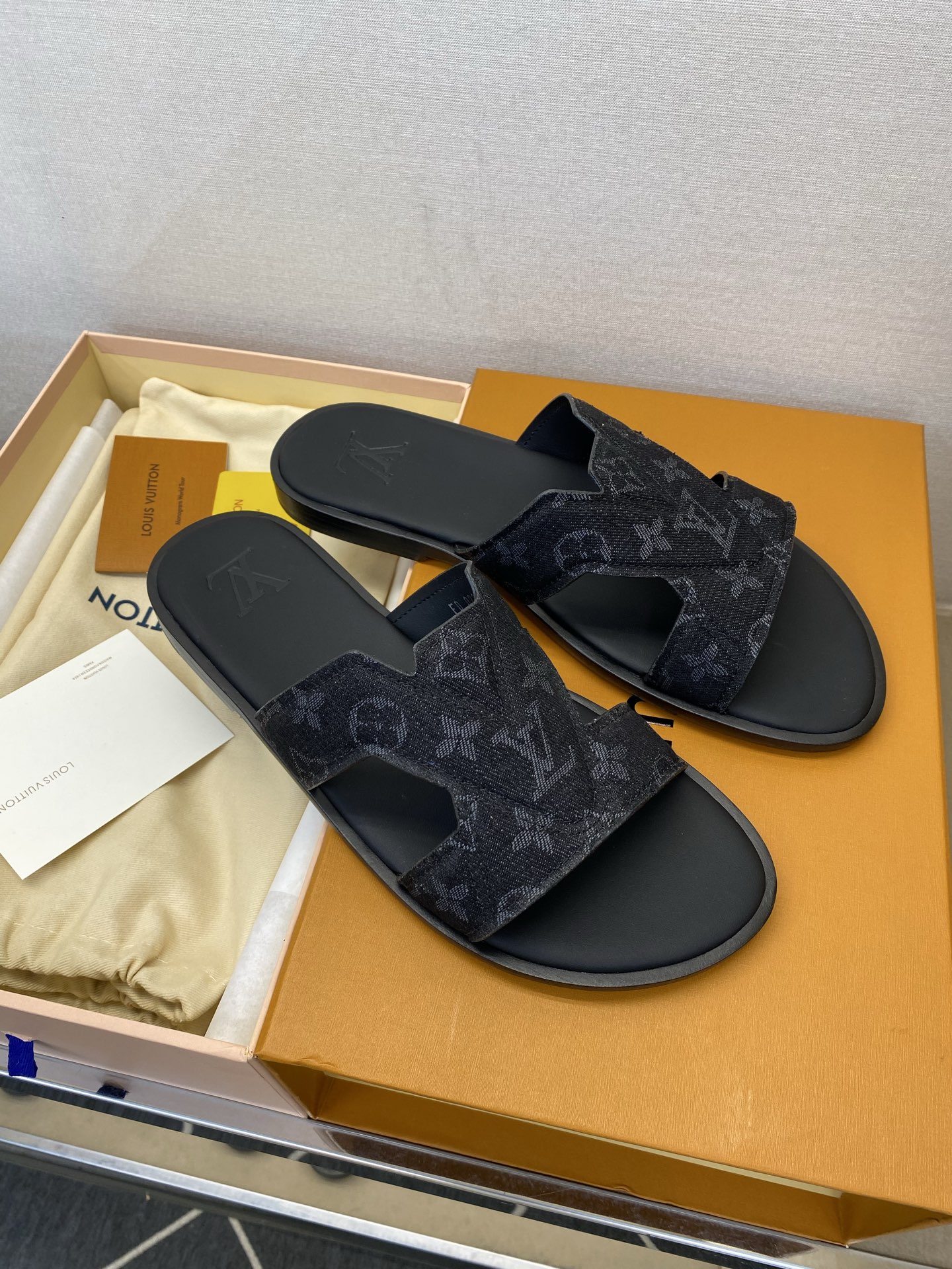 ⚠️【L *V】⚠️高品质,顶尖工艺品⚠️男士皮底拖鞋⚠️正码:38 -45,46,47,订做⚠最新经典 ⚠️【L *V】⚠️高品质,顶尖工艺品⚠️男士皮底拖鞋⚠️正码:38 -45,46,47,订做⚠最新经典