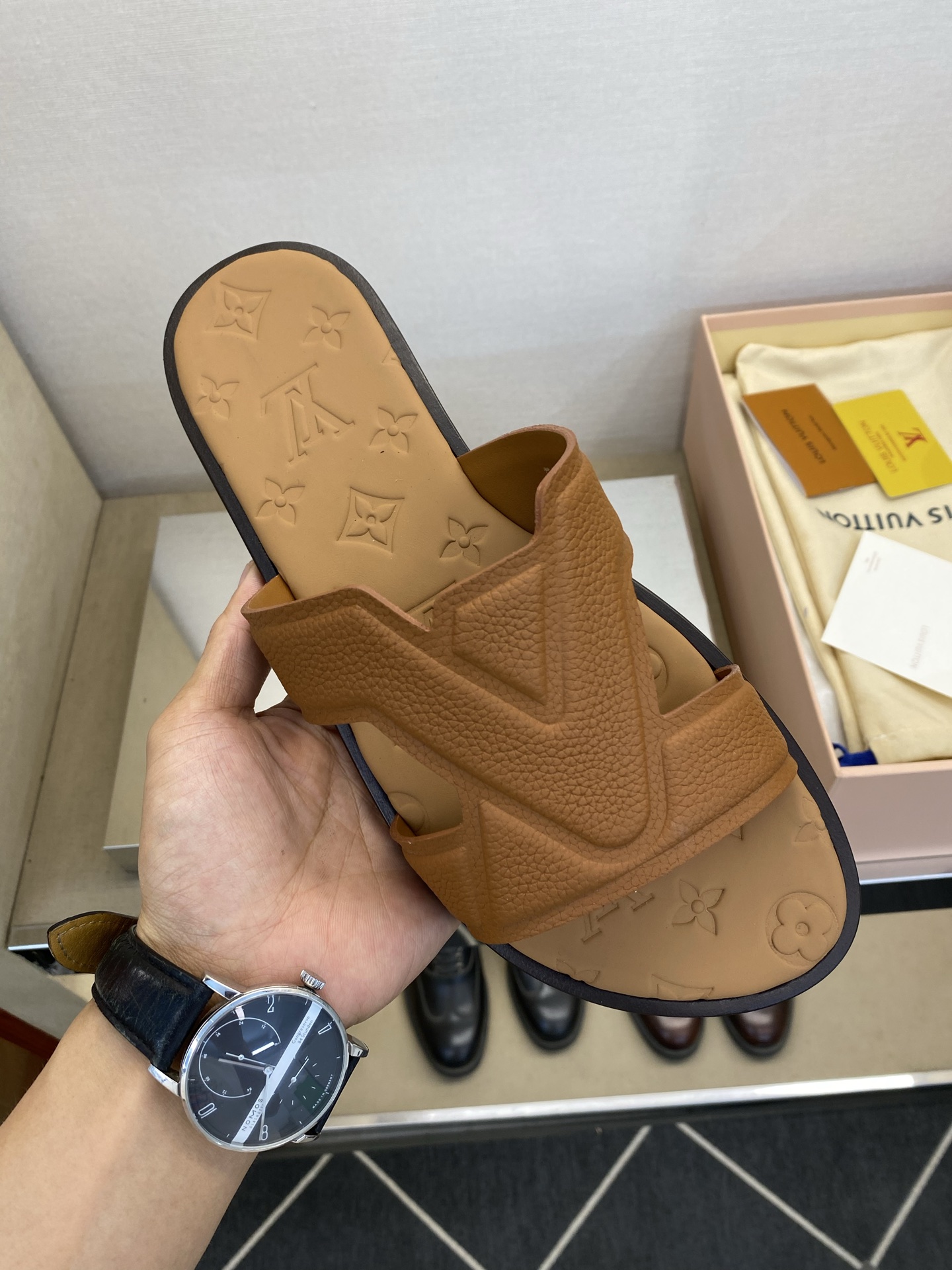 ⚠️【L *V】⚠️高品质,顶尖工艺品⚠️男士皮底拖鞋⚠️正码:38 -45,46,47,订做⚠最新经典 ⚠️【L *V】⚠️高品质,顶尖工艺品⚠️男士皮底拖鞋⚠️正码:38 -45,46,47,订做⚠最新经典