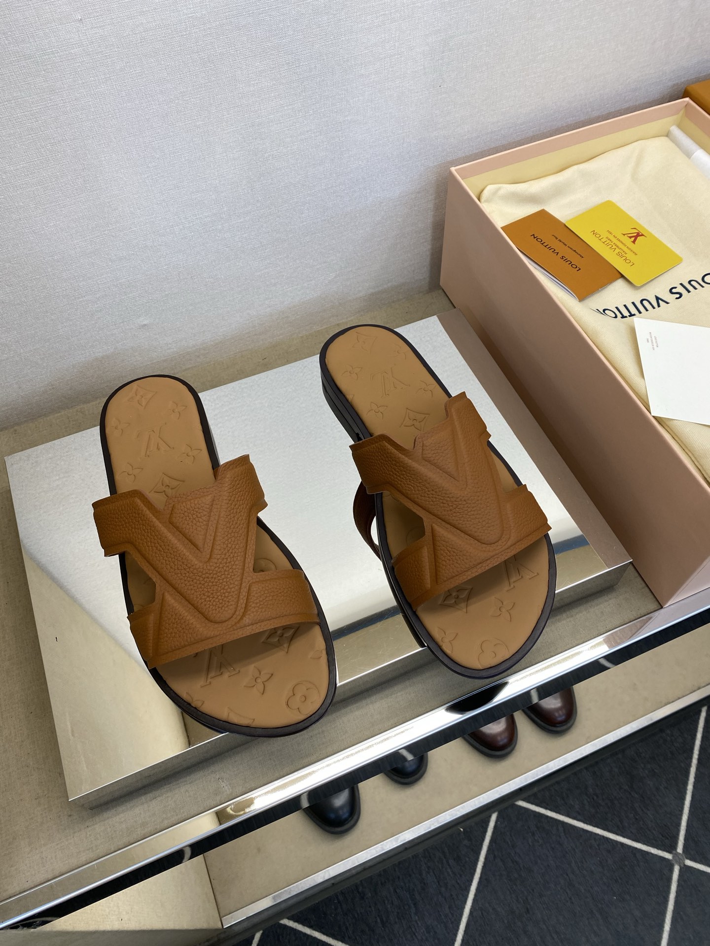 ⚠️【L ＊V】⚠️高品质，顶尖工艺品⚠️男士皮底拖鞋⚠️正码：38 －45，46，47，订做⚠最新经典
