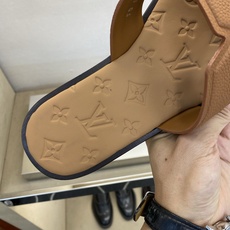 ⚠️【L *V】⚠️高品质,顶尖工艺品⚠️男士皮底拖鞋⚠️正码:38 -45,46,47,订做⚠最新经典 ⚠️【L *V】⚠️高品质,顶尖工艺品⚠️男士皮底拖鞋⚠️正码:38 -45,46,47,订做⚠最新经典