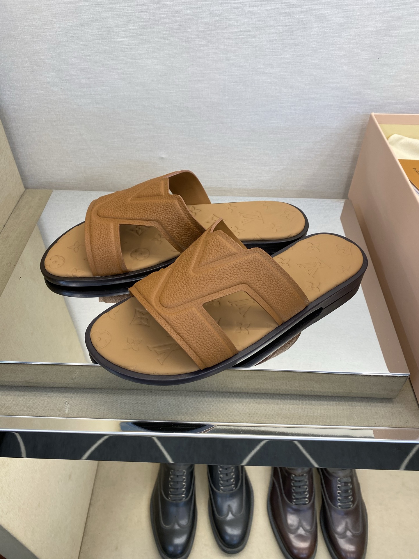 ⚠️【L *V】⚠️高品质,顶尖工艺品⚠️男士皮底拖鞋⚠️正码:38 -45,46,47,订做⚠最新经典 ⚠️【L *V】⚠️高品质,顶尖工艺品⚠️男士皮底拖鞋⚠️正码:38 -45,46,47,订做⚠最新经典