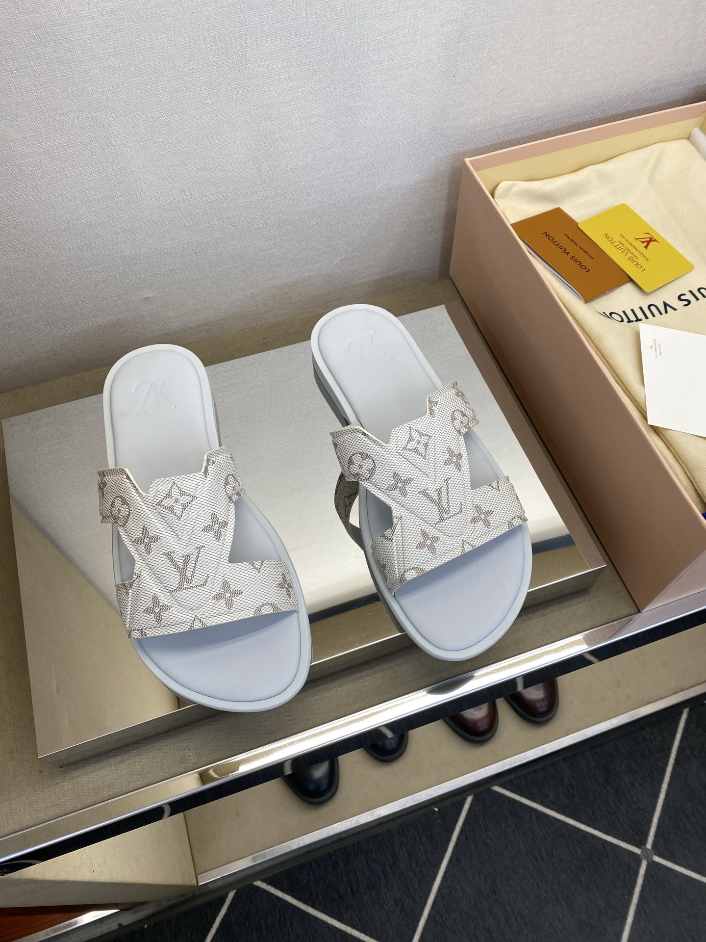 ⚠️【L ＊V】⚠️高品质，顶尖工艺品⚠️男士拖鞋⚠️正码：38 －45，46，47，订做⚠最新经典L老