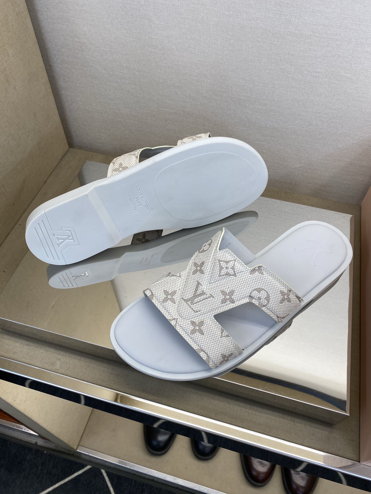 ⚠️【L *V】⚠️高品质,顶尖工艺品⚠️男士拖鞋⚠️正码:38 -45,46,47,订做⚠最新经典L老 ⚠️【L *V】⚠️高品质,顶尖工艺品⚠️男士拖鞋⚠️正码:38 -45,46,47,订做⚠最新经典L老