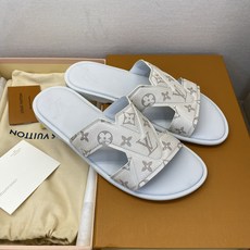 ⚠️【L *V】⚠️高品质,顶尖工艺品⚠️男士拖鞋⚠️正码:38 -45,46,47,订做⚠最新经典L老 ⚠️【L *V】⚠️高品质,顶尖工艺品⚠️男士拖鞋⚠️正码:38 -45,46,47,订做⚠最新经典L老