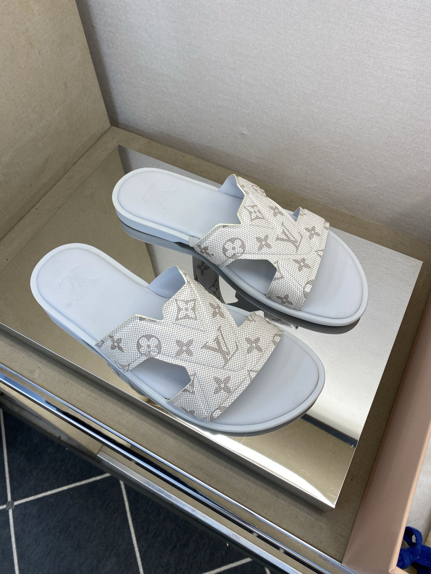 ⚠️【L *V】⚠️高品质,顶尖工艺品⚠️男士拖鞋⚠️正码:38 -45,46,47,订做⚠最新经典L老 ⚠️【L *V】⚠️高品质,顶尖工艺品⚠️男士拖鞋⚠️正码:38 -45,46,47,订做⚠最新经典L老