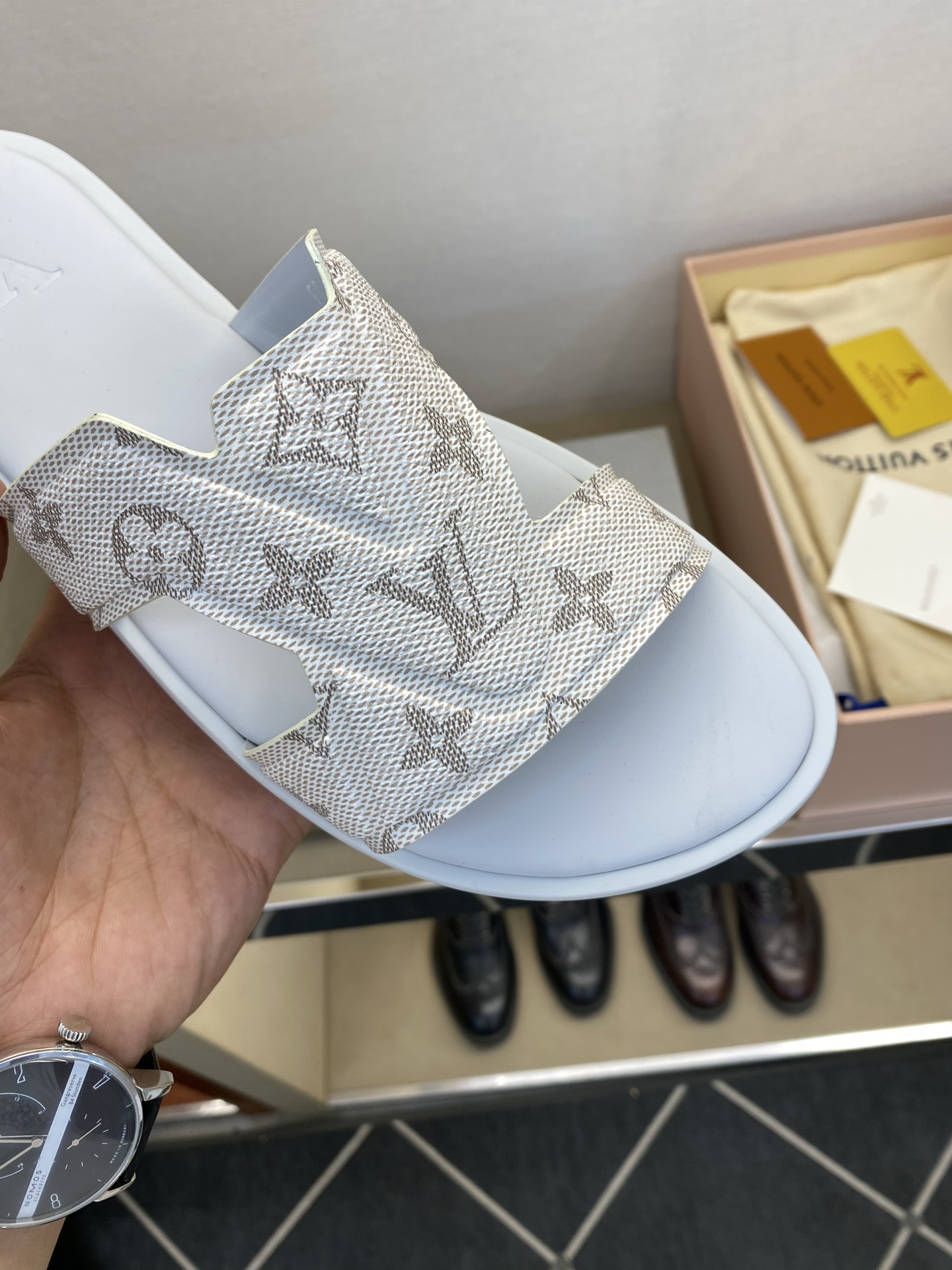 ⚠️【L *V】⚠️高品质,顶尖工艺品⚠️男士拖鞋⚠️正码:38 -45,46,47,订做⚠最新经典L老 ⚠️【L *V】⚠️高品质,顶尖工艺品⚠️男士拖鞋⚠️正码:38 -45,46,47,订做⚠最新经典L老