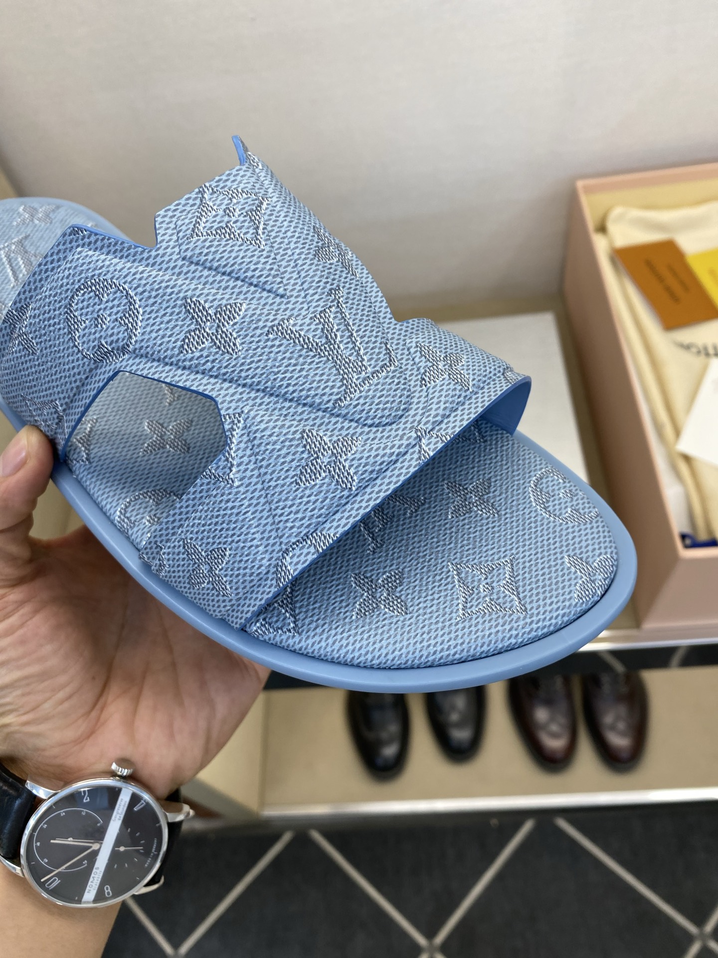 ⚠️【L *V】⚠️高品质,顶尖工艺品⚠️男士拖鞋⚠️正码:38 -45,46,47,订做⚠最新经典L老 ⚠️【L *V】⚠️高品质,顶尖工艺品⚠️男士拖鞋⚠️正码:38 -45,46,47,订做⚠最新经典L老