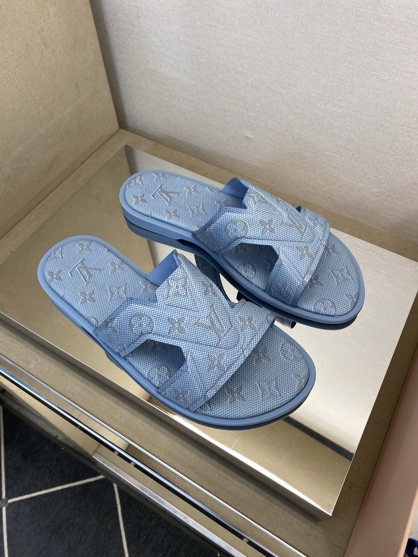 ⚠️【L *V】⚠️高品质,顶尖工艺品⚠️男士拖鞋⚠️正码:38 -45,46,47,订做⚠最新经典L老 ⚠️【L *V】⚠️高品质,顶尖工艺品⚠️男士拖鞋⚠️正码:38 -45,46,47,订做⚠最新经典L老