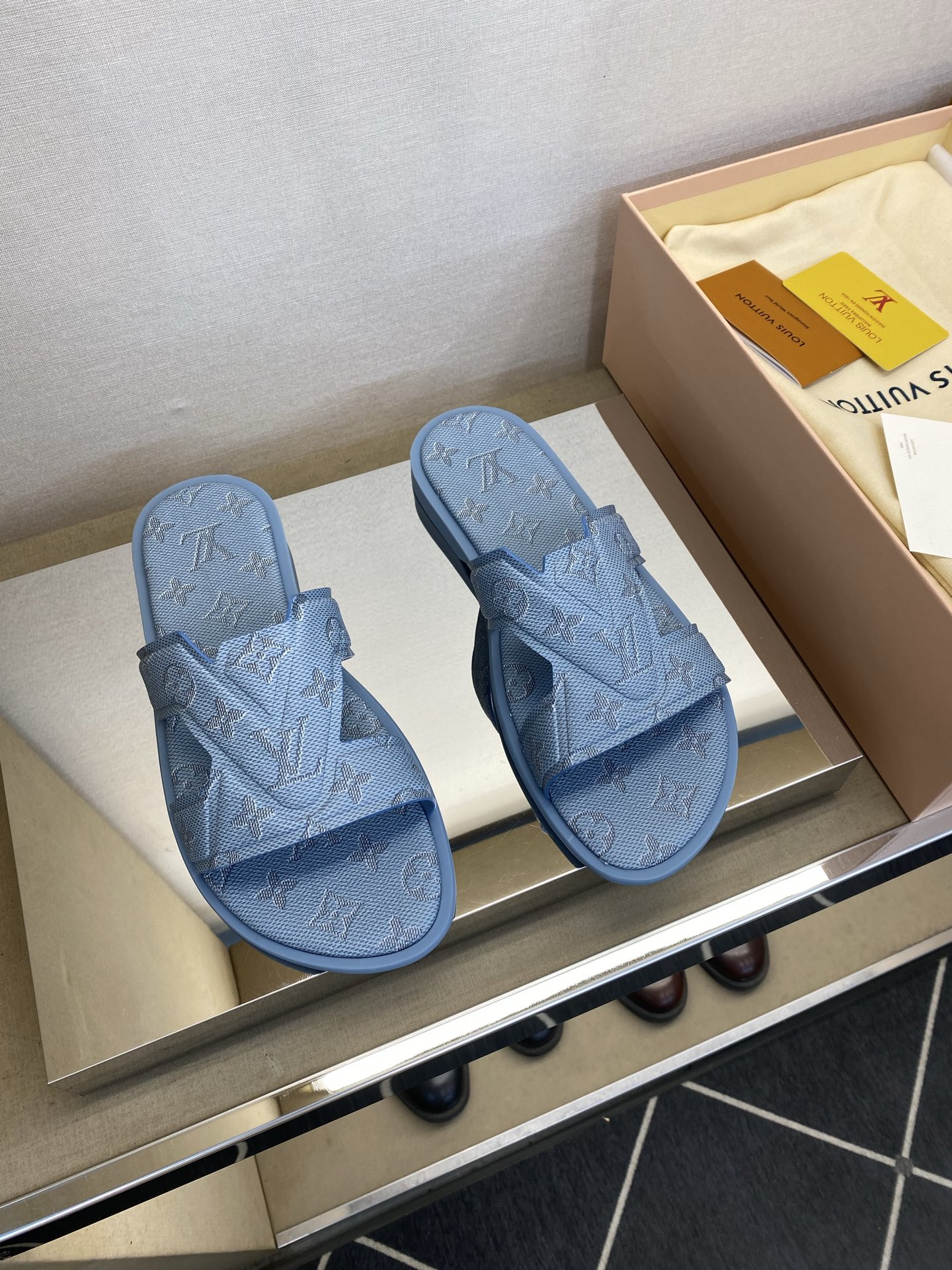 ⚠️【L ＊V】⚠️高品质，顶尖工艺品⚠️男士拖鞋⚠️正码：38 －45，46，47，订做⚠最新经典L老