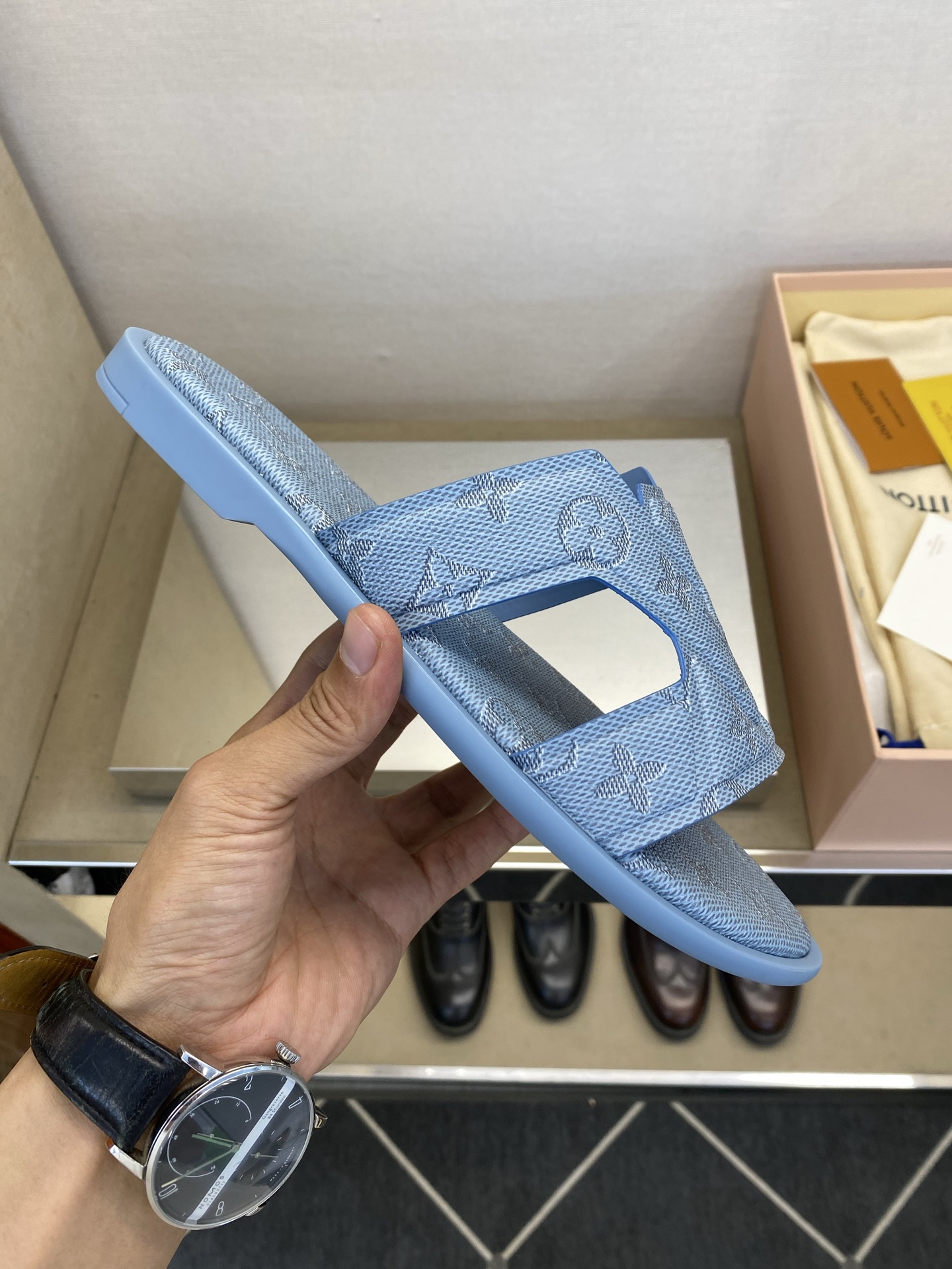 ⚠️【L *V】⚠️高品质,顶尖工艺品⚠️男士拖鞋⚠️正码:38 -45,46,47,订做⚠最新经典L老 ⚠️【L *V】⚠️高品质,顶尖工艺品⚠️男士拖鞋⚠️正码:38 -45,46,47,订做⚠最新经典L老