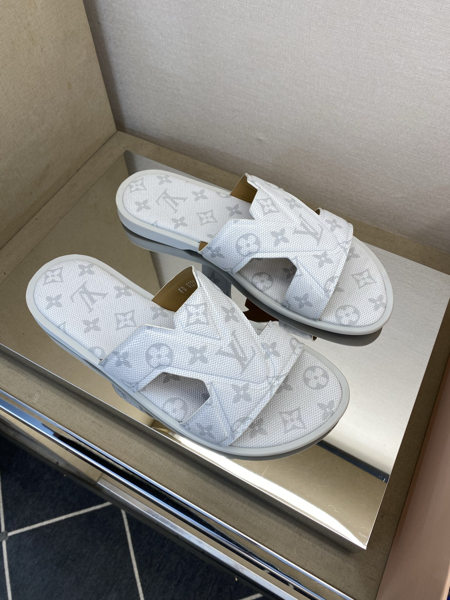 ⚠️【L *V】⚠️高品质,顶尖工艺品⚠️男士拖鞋⚠️正码:38 -45,46,47,订做⚠最新经典L老 ⚠️【L *V】⚠️高品质,顶尖工艺品⚠️男士拖鞋⚠️正码:38 -45,46,47,订做⚠最新经典L老