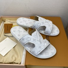 ⚠️【L *V】⚠️高品质,顶尖工艺品⚠️男士拖鞋⚠️正码:38 -45,46,47,订做⚠最新经典L老 ⚠️【L *V】⚠️高品质,顶尖工艺品⚠️男士拖鞋⚠️正码:38 -45,46,47,订做⚠最新经典L老