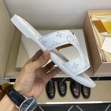 ⚠️【L *V】⚠️高品质,顶尖工艺品⚠️男士拖鞋⚠️正码:38 -45,46,47,订做⚠最新经典L老 ⚠️【L *V】⚠️高品质,顶尖工艺品⚠️男士拖鞋⚠️正码:38 -45,46,47,订做⚠最新经典L老