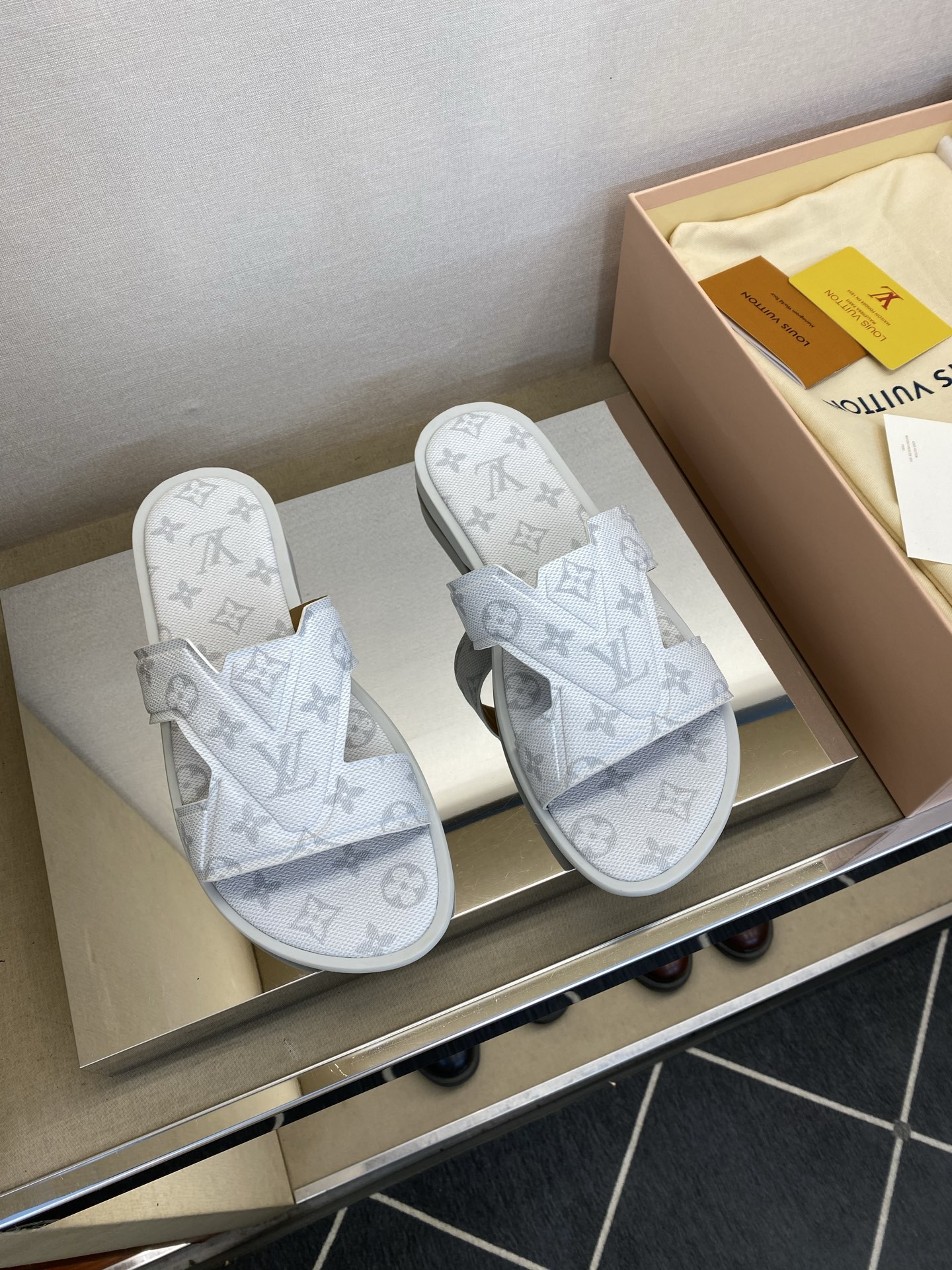 ⚠️【L ＊V】⚠️高品质，顶尖工艺品⚠️男士拖鞋⚠️正码：38 －45，46，47，订做⚠最新经典L老