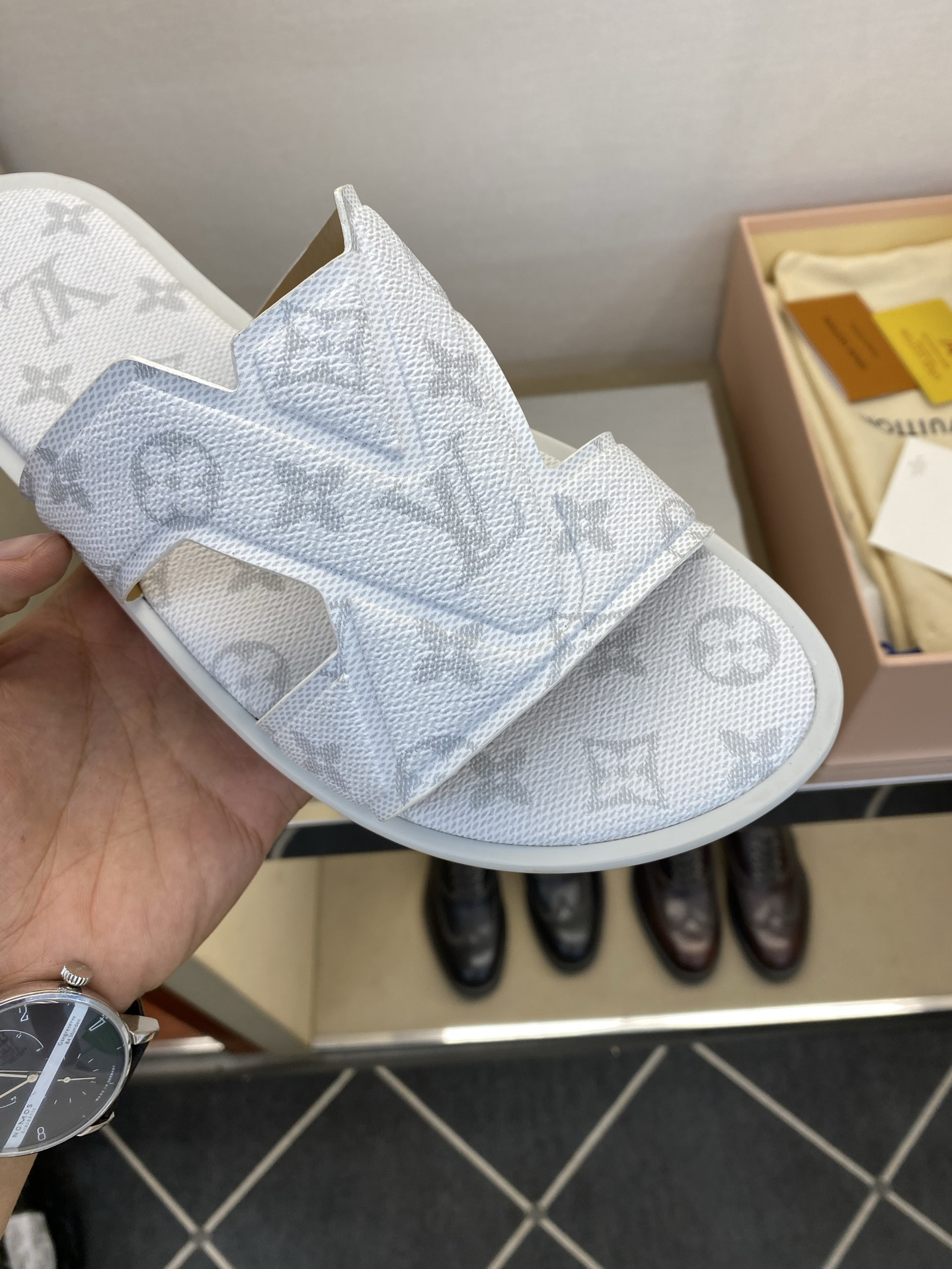⚠️【L *V】⚠️高品质,顶尖工艺品⚠️男士拖鞋⚠️正码:38 -45,46,47,订做⚠最新经典L老 ⚠️【L *V】⚠️高品质,顶尖工艺品⚠️男士拖鞋⚠️正码:38 -45,46,47,订做⚠最新经典L老