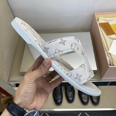 ⚠️【L *V】⚠️高品质,顶尖工艺品⚠️男士拖鞋⚠️正码:38 -45,46,47,订做⚠最新经典L老 ⚠️【L *V】⚠️高品质,顶尖工艺品⚠️男士拖鞋⚠️正码:38 -45,46,47,订做⚠最新经典L老
