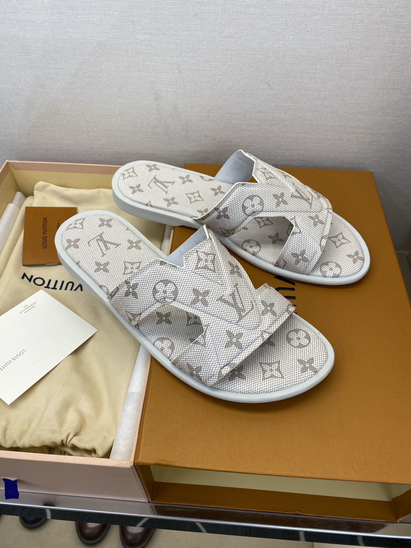 ⚠️【L *V】⚠️高品质,顶尖工艺品⚠️男士拖鞋⚠️正码:38 -45,46,47,订做⚠最新经典L老 ⚠️【L *V】⚠️高品质,顶尖工艺品⚠️男士拖鞋⚠️正码:38 -45,46,47,订做⚠最新经典L老