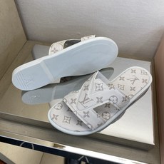 ⚠️【L *V】⚠️高品质,顶尖工艺品⚠️男士拖鞋⚠️正码:38 -45,46,47,订做⚠最新经典L老 ⚠️【L *V】⚠️高品质,顶尖工艺品⚠️男士拖鞋⚠️正码:38 -45,46,47,订做⚠最新经典L老