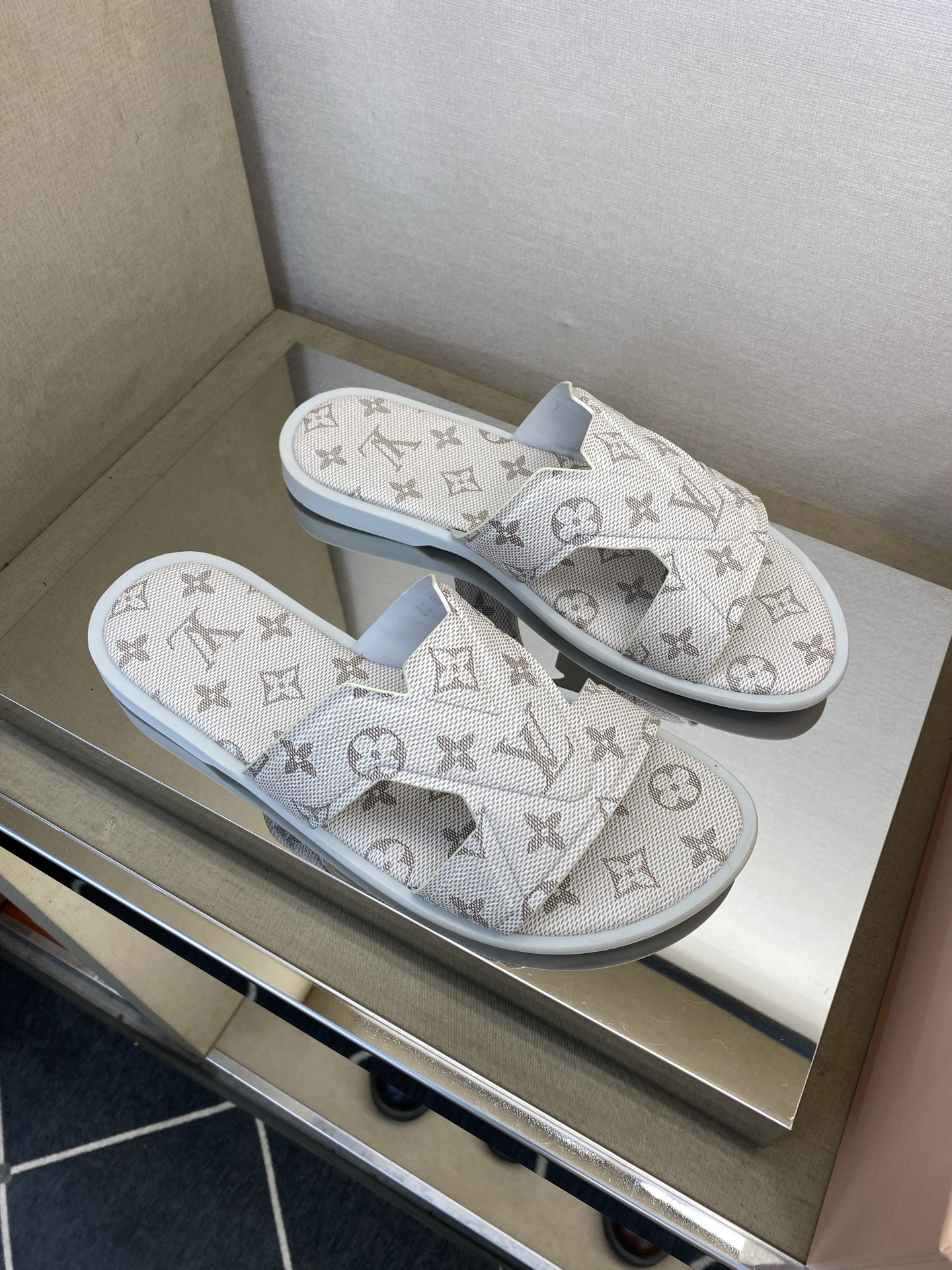 ⚠️【L *V】⚠️高品质,顶尖工艺品⚠️男士拖鞋⚠️正码:38 -45,46,47,订做⚠最新经典L老 ⚠️【L *V】⚠️高品质,顶尖工艺品⚠️男士拖鞋⚠️正码:38 -45,46,47,订做⚠最新经典L老