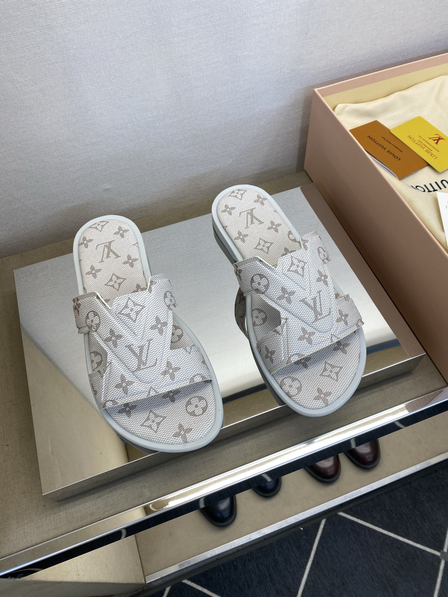 ⚠️【L ＊V】⚠️高品质，顶尖工艺品⚠️男士拖鞋⚠️正码：38 －45，46，47，订做⚠最新经典L老