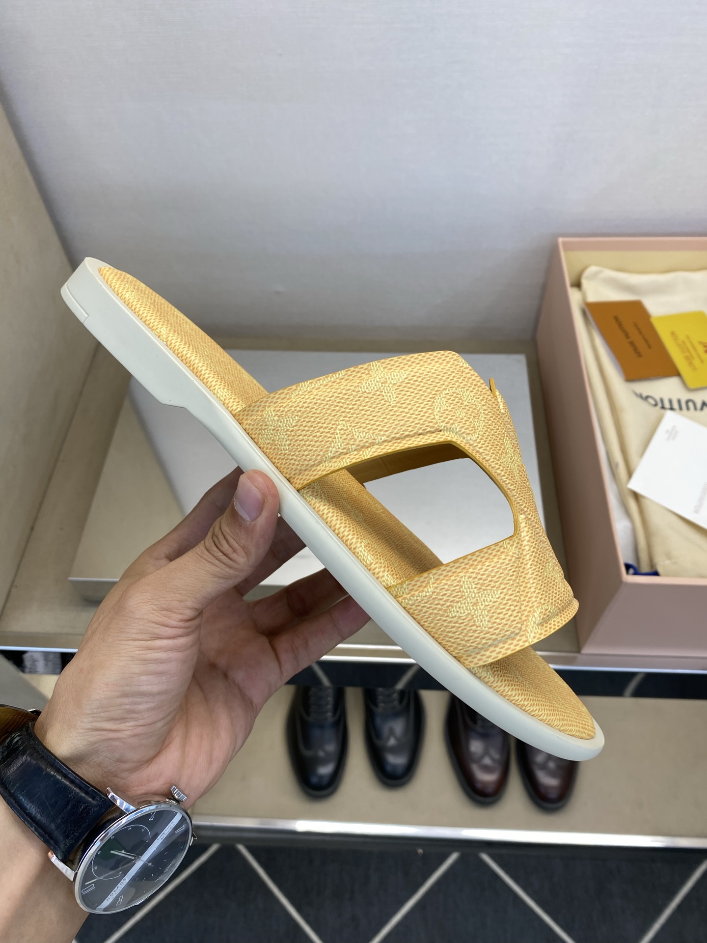 ⚠️【L *V】⚠️高品质,顶尖工艺品⚠️男士拖鞋⚠️正码:38 -45,46,47,订做⚠最新经典L老 ⚠️【L *V】⚠️高品质,顶尖工艺品⚠️男士拖鞋⚠️正码:38 -45,46,47,订做⚠最新经典L老